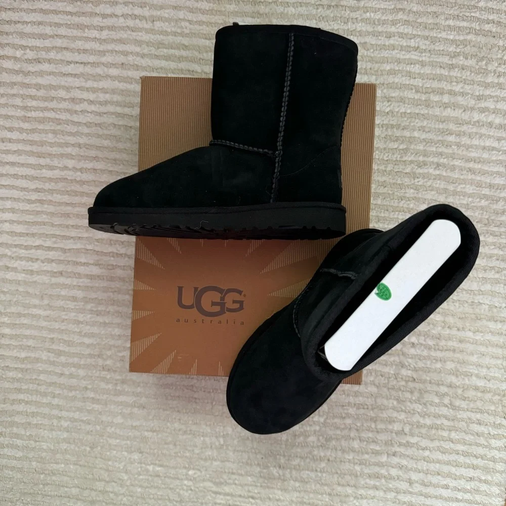 NWT Ugg kids Classic short boots